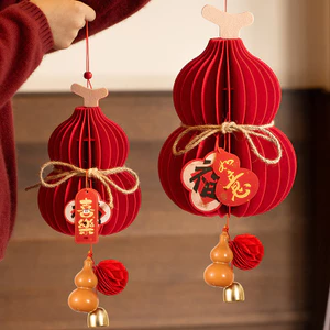 Dây treo Tết tổ ong nỉ 3D – hồ lô, chữ Xuân, táo “Bình an”, lê “Vạn sự như ý”, có chuông, cao 35–48cm, trang trí cửa/ phòng khách/ ban công
