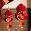 Dây treo Tết tổ ong nỉ 3D – hồ lô, chữ Xuân, táo “Bình an”, lê “Vạn sự như ý”, có chuông, cao 35–48cm, trang trí cửa/ phòng khách/ ban công