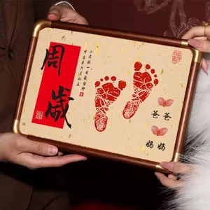 Quà lưu niệm một tuổi cho bé Dấu chân tay một tuổi Lễ kỷ niệm hàng tuần Trọn tháng Lưu niệm Trăm khung ảnh Bàn xoay Dấu chân 5.20