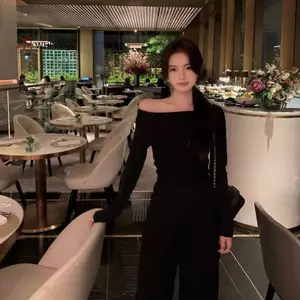 < WHPHous-t > Mùa Thu Đông 2025 Phong Cách Nhẹ Nhàng Mới Một Vai Tính Khí Slim Top Phù Hợp Với Nữ Quần Ống Rộng Bộ Đồ Hai Mảnh Đẹp