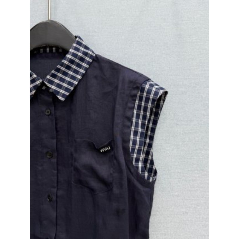 Bộ đồ nữ mới có áo Vest ca rô màu tương phản và váy xếp li