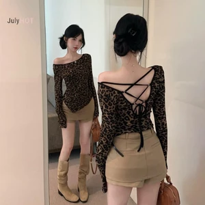 Áo thun nữ dài tay cổ tròn họa tiết da báo với lưng thắt lưng không đều mỏng