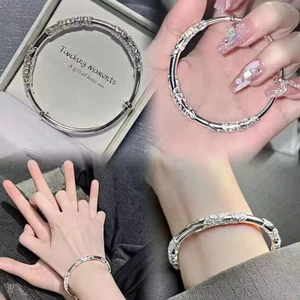 Vòng tay quà tặng ngày lễ khắc hoa bạc có thể điều chỉnh