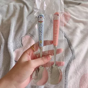 Bộ nĩa thìa Doremon, thìa inox bằng gốm sứ Hello Kitty Bộ đồ ăn học sinh Siêu dễ thương Siêu dễ thương 6.8
