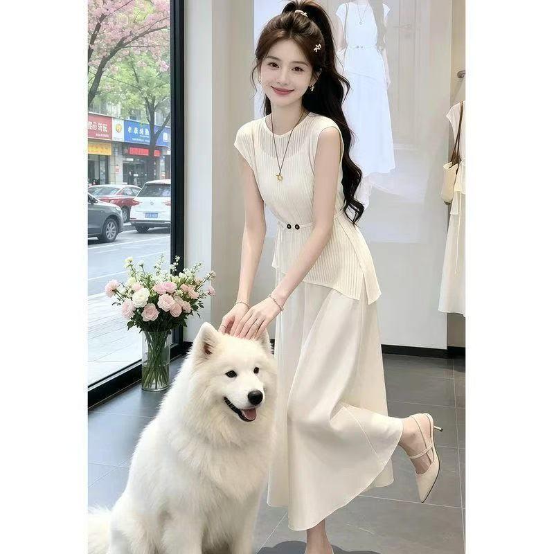 Bộ đồ thời trang nữ Mùa hè 2026: Áo đan rỗng + Váy satin hai dây, bộ hai mảnh