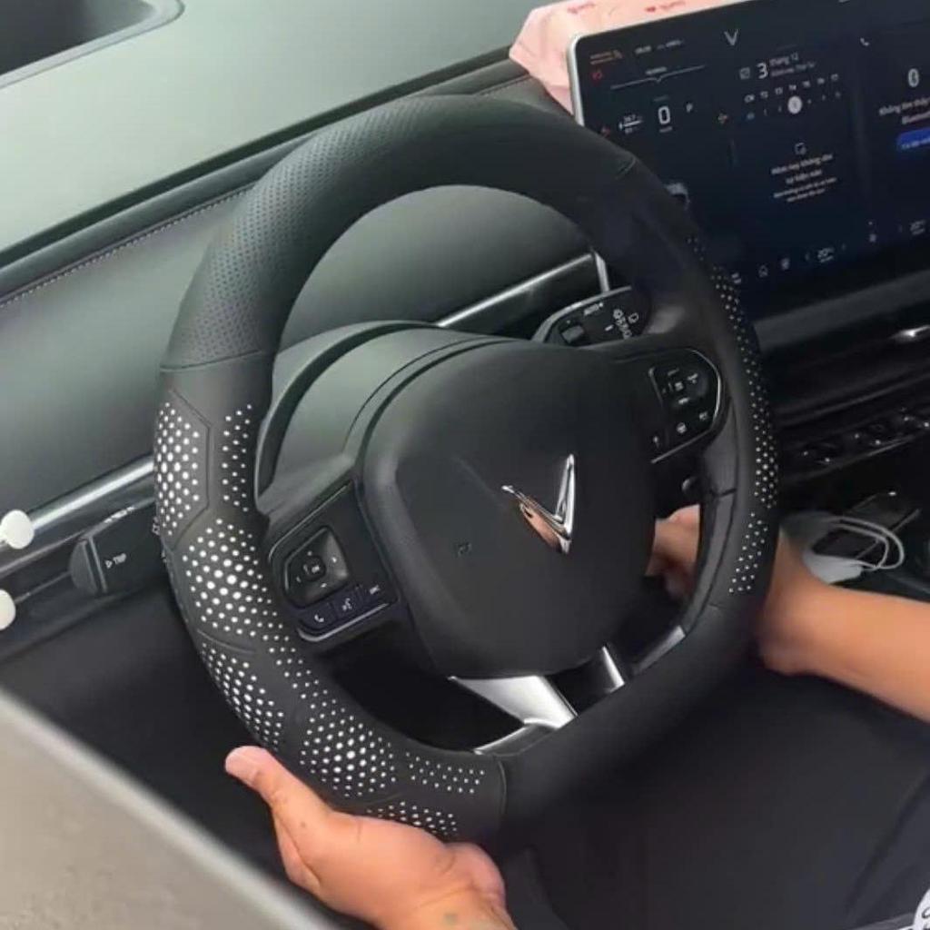 Bọc vô lăng da NAPPA mềm size D-cut form méo cho VinFast VF3 VF5 VF6 VF7 VF8 VF9 VF e34 Limo Green Herio Green