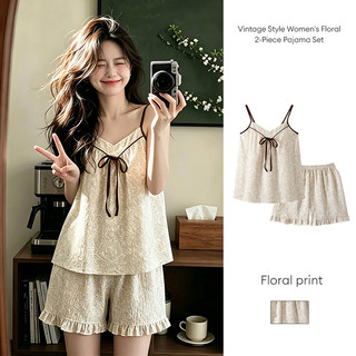 Bộ đồ ngủ 2 mảnh kiểu cổ điển dành cho nữ, gồm quần short có đệm mút tích hợp và áo tank top buộc dây, họa tiết hoa.