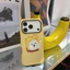Ốp lưng iPhone hình chú chó lông xù nền màu vàng có khoai tây chiên cho iPhone 11 / 12 / 13 / 14 / 15 / 16 / 17 Pro Max Vỏ bảo vệ chất lượng cao thời trang và hợp thời trang mới dành cho nữ