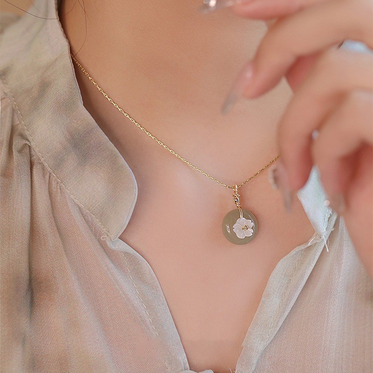 Vòng cổ mặt dây chuyền hoa ngọc bích Hetian sang trọng và tinh tế
