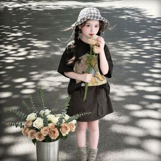 Bộ đồ mùa hè cho bé gái – Áo thun in gấu + Quần váy túi hộp, phong cách dễ thương