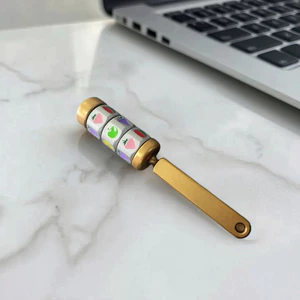 < Pluscloth > Đồ chơi xoay ngón tay giảm căng thẳng Thiết kế máy khe cắm trái cây Bàn quay Hỗ trợ lấy nét Nhân viên văn phòng Tiện ích giải nén Fun Fidget Spinner để sử dụng tại nhà Giảm căng thẳng