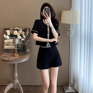 Bộ đồ thể thao mùa hè thời trang và sành điệu dành cho phụ nữ nhỏ nhắn, gồm áo tay ngắn và quần short