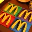 Giá đỡ điện thoại di động để bàn M McDonald 's Đồ trang trí nhỏ Văn phòng sáng tạo cho điện thoại di động
