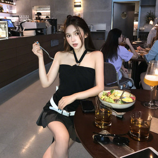 Áo croptop hở lưng cổ yếm khóa kim loại dành cho nữ, kiểu dáng gợi cảm.