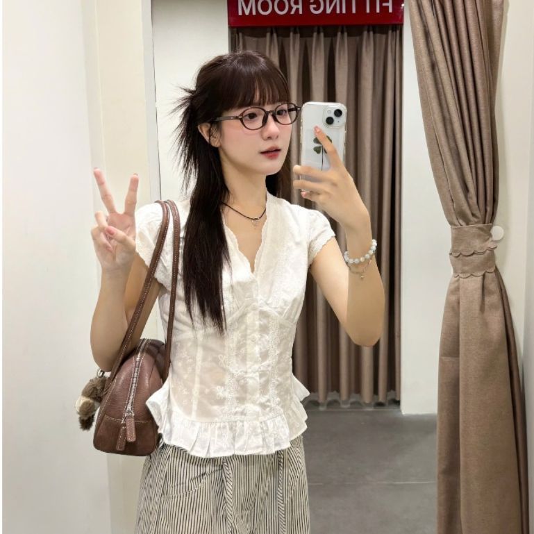 (ẢNH OLDSCHOOL) Áo ren tay hến MỚI cổ V xẻ ngực có lót - Usmark