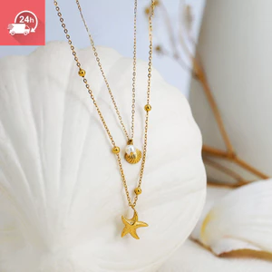 Vòng cổ phong cách biển mùa hè với sao biển, vỏ sò và ngọc trai nhỏ mang lại cái nhìn vô tư.