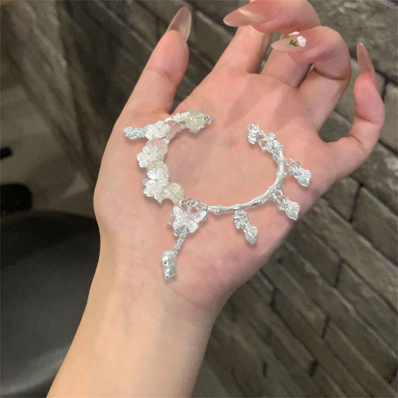 Vòng tay hoa anh đào đẹp mắt, phù hợp làm quà tặng hoặc phụ kiện thời trang hàng ngày.