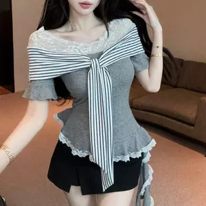 Ren khâu sọc Thiết kế có dây một vai Áo thun tay loe cho nữ Mùa hè Phong cách mới Áo viền không đều