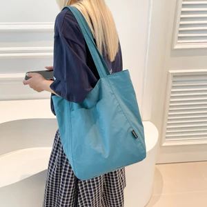Túi vải Nylon màu trơn đơn giản Hàn Quốc dành cho nữ Dung tích lớn Túi Tote một vai thông thường Mua sắm Túi đi lại phù hợp