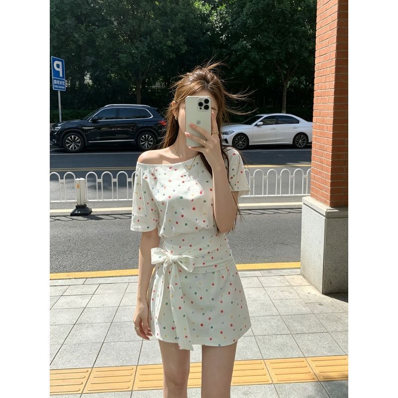 [Khuyến mãi trong thời gian có hạn] Hot Girl Tính khí Slanted Vai chấm bi eo hẹp + Váy xẻ tà Bộ đồ hai mảnh