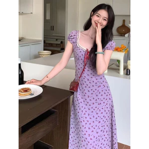 Váy in hoa tím phong cách kỳ nghỉ với váy dài ôm eo, giảm béo