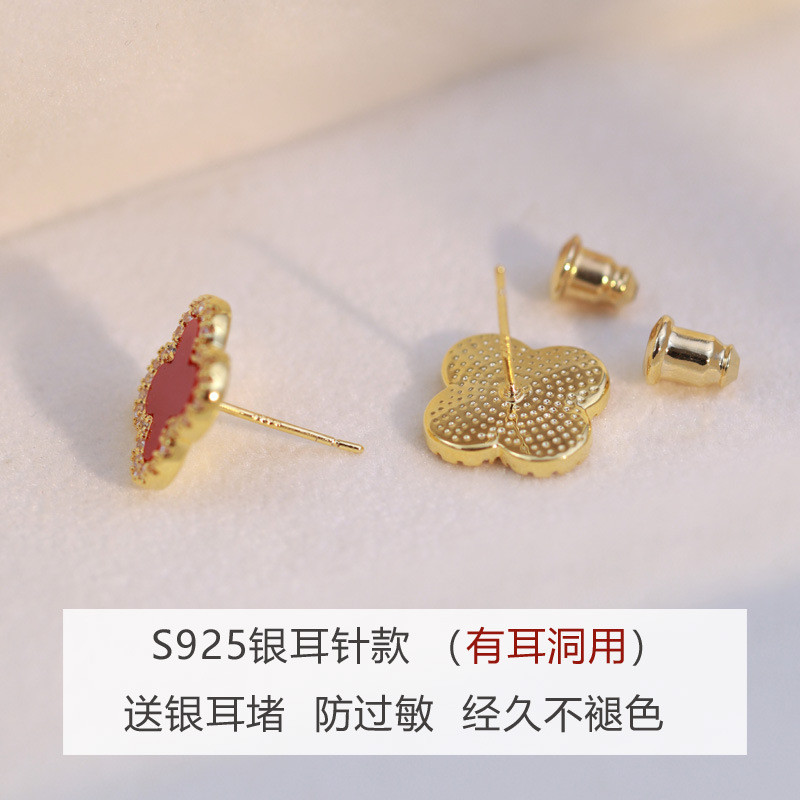 Bông tai cỏ bốn lá thanh lịch và sang trọng