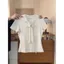 Áo thun ngắn tay thiết kế cổ chữ V chấm bi nữ 2026 Phong cách mới Mùa hè nhỏ Slim-Fit phong cách ngắn Vai chính hãng phong cách Hàn Quốc hàng đầu