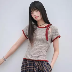 Họa tiết thêu hoa màu tương phản Áo thun ngắn tay vai phía trước dành cho nữ Thiết kế mùa hè Sen