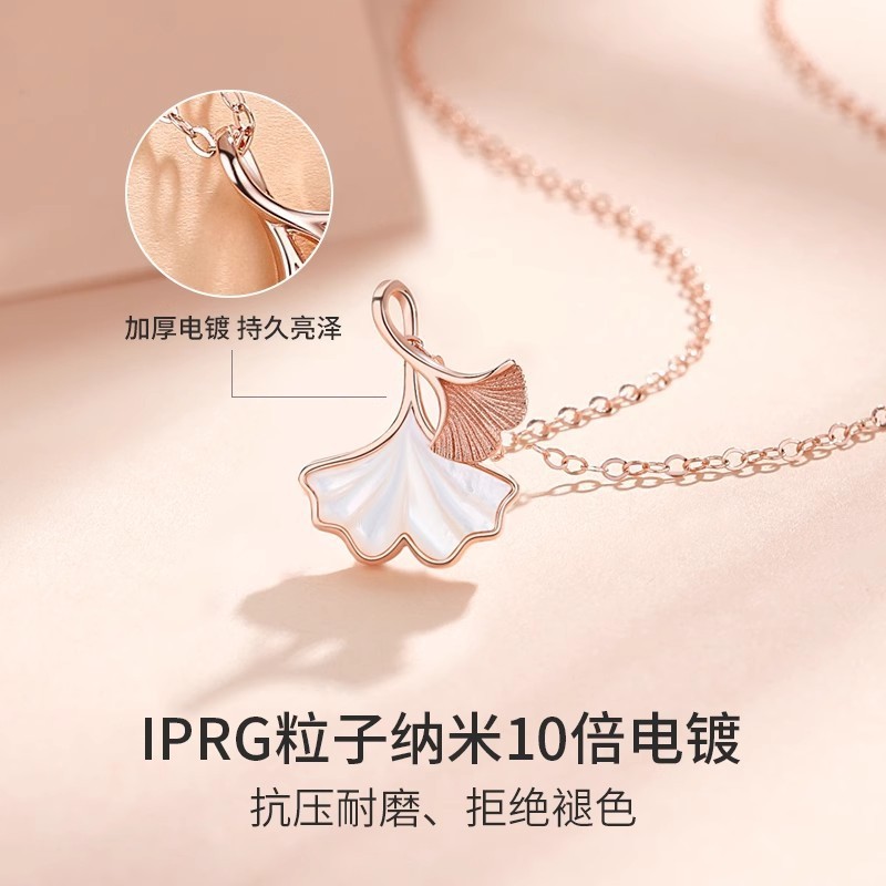 Vòng cổ lá bạch quả làm quà tặng cho người bạn thân nhất của bé gái