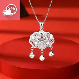 Ý nghĩa của may mắn là số phận khóa trong năng lượng tốt lành, mang lại hòa bình và thịnh vượng. Vòng cổ là sự lựa chọn đầu tiên cho món quà.