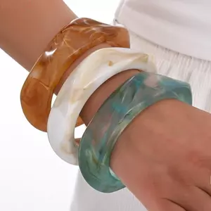 Vòng tay Acrylic WEETW, Vòng tay nhựa chuyển màu trong suốt, Vòng đeo tay cổ điển chống thấm nước bằng đá cẩm thạch không đều Chunky Cuff Fashionistas