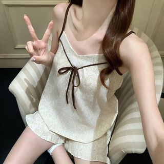 Bộ đồ ngủ 2 mảnh kiểu cổ điển dành cho nữ, gồm quần short có đệm mút tích hợp và áo tank top buộc dây, họa tiết hoa.