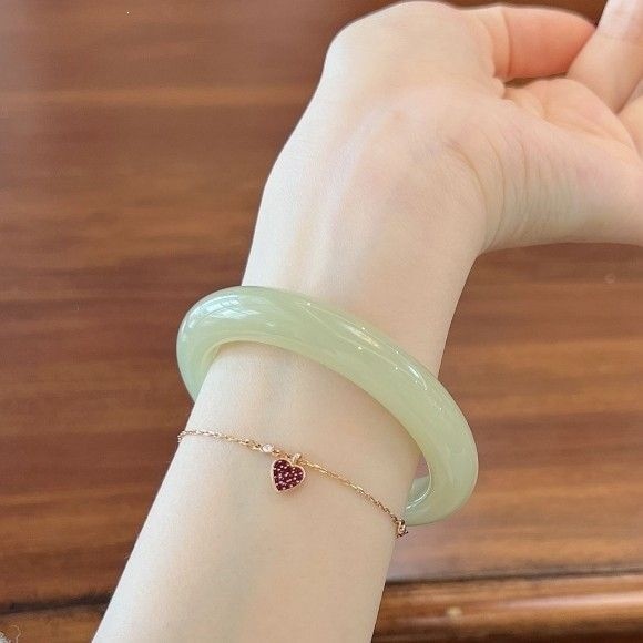 Vòng tay ngọc bích Hetian xanh tinh tế dành cho nữ
