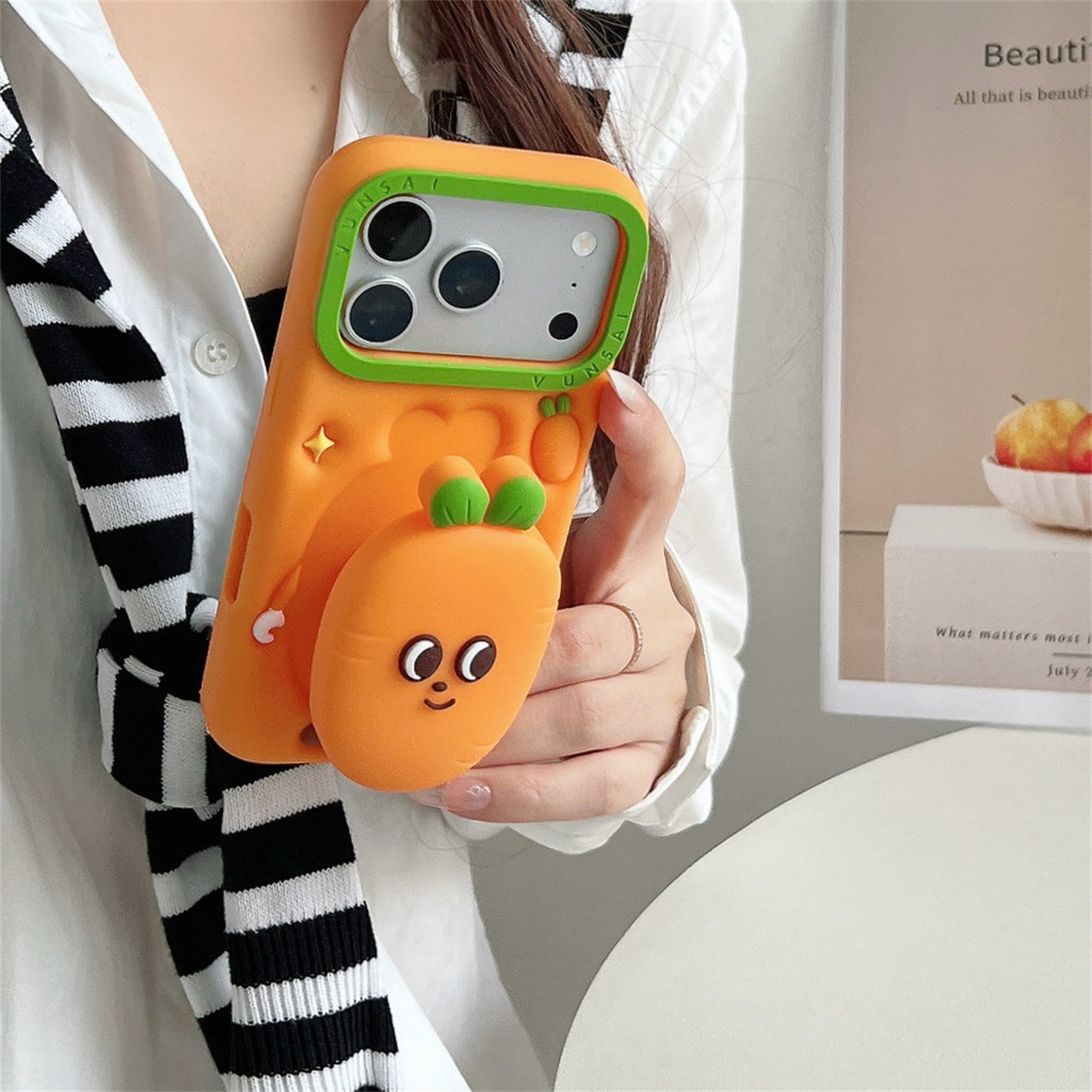 Thích hợp cho Apple 17Promax Phim Hoạt Hình Đứng Cà Rốt Dễ Thương iPhone16 / 15 / 14 Vỏ Điện Thoại Silicon 13PM