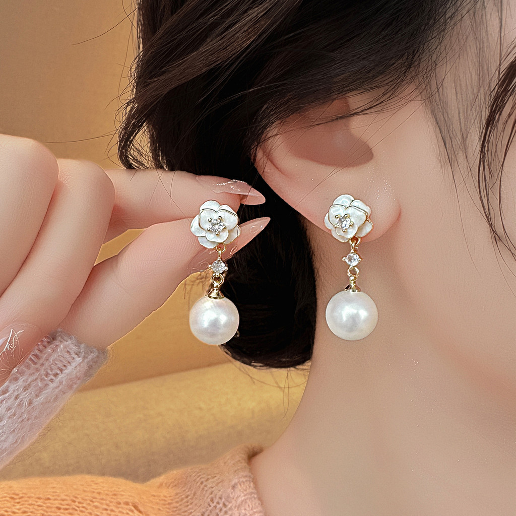 Bông tai ngọc trai hoa trà ngọt ngào và nữ tính