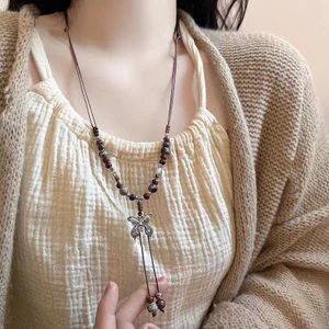 Mới Trung Quốc Bướm Tua Rua Vòng Cổ Nữ Cổ Cao Cấp Gốm Đính Hạt Vòng Cổ Niche Retro Bện Xương Đòn Dây Chuyền