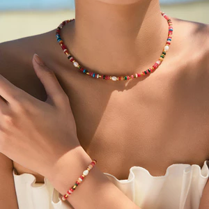 Vòng tay và vòng cổ đính cườm đầy màu sắc sành điệu – Trang sức Boho mạ vàng với chi tiết ngọc trai "