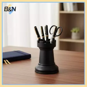 Hộp đựng bút nhựa hình cờ vua trang trí B & N và bình hoa để sắp xếp bàn làm việc.