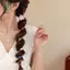 Dây buộc tóc nữ có chi tiết ngọc trai và thiết kế dây điện thoại để co giãn và giữ tối đa
