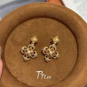 Retro Phong Cách Cung Điện Rỗng Bốn Lá Bông Tai Hoa Thiết Kế Niche Độc Đáo Tinh Tế Bông Tai Cao Cấp Nữ 6.8