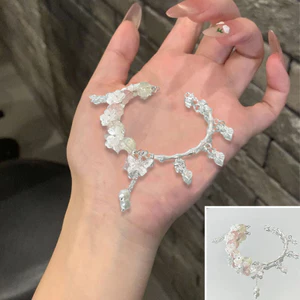 Vòng tay hoa anh đào đẹp mắt, phù hợp làm quà tặng hoặc phụ kiện thời trang hàng ngày.
