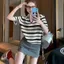 Áo thun ngắn tay dệt kim sọc đen dành cho nữ 2026 Phong cách mới Thiết kế mùa hè Niche Loose Casual cổ chữ v Top Hợp thời trang