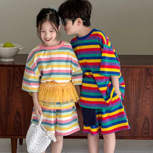 Bộ đồ trẻ em Phiên bản Hàn Quốc Quần Short ngắn tay sọc đầy màu sắc Bộ đồ hai mảnh dành cho trẻ em Bộ đồ thường ngày cổ tròn