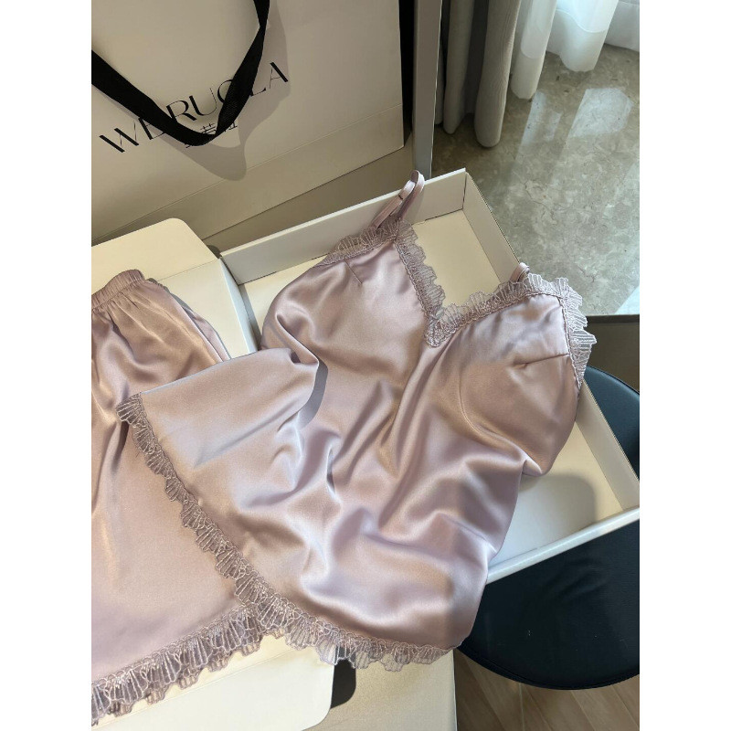 Đi kèm với Ngực Pad Bộ Đồ Ngủ Nữ Thoáng Mát Bên Trong Ice Silk Loungewear Set Sling Quần Short Pure Desire Style Có Thể Mặc Bên Ngoài Cô Gái Ngọt Ngào Cổ Chữ V Nữ Tính Mùa Hè Thoải Mái Thoáng Khí Hẹn Hò Tại Nhà Lười Kích Thước Lớn