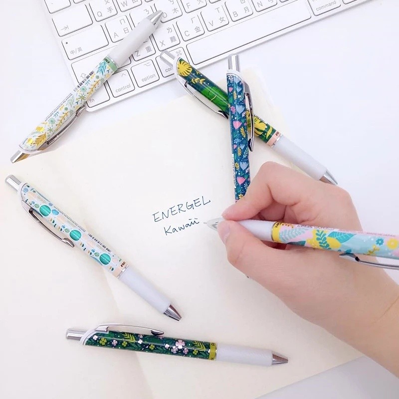 Bút gel Pentel Energel Kawaii 0.5mm dạng bấm – mực xanh nhanh khô, thiết kế họa tiết Floral độc đáo