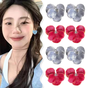 Bông tai đinh tán hoa không đều mới với thiết kế cánh hoa tráng men và trung tâm kim cương giả