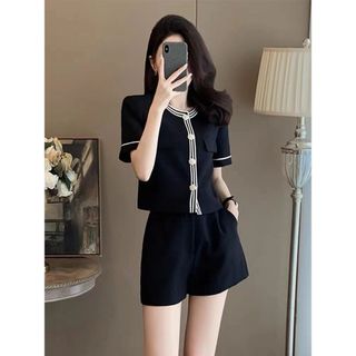 Bộ đồ thể thao mùa hè thời trang và sành điệu dành cho phụ nữ nhỏ nhắn, gồm áo tay ngắn và quần short