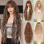 WEETW Highlight Beige Wigs with Bangs, chịu nhiệt dài 36Inch gợn sóng xoăn màu nâu xoăn, Sweet Fluffy Smooth Thoáng khí Halloween Cosplay Tóc giả Carnival