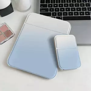 Gương gấp cầm tay nền chuyển màu xanh nhạt trắng không họa tiết tối giản
