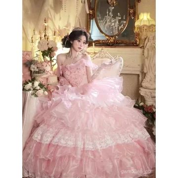 Váy cưới studio phong cách công chúa màu hồng, thiết kế trễ vai, chi tiết hoa siêu xinh xắn, đuôi váy ngắn, váy chụp ảnh